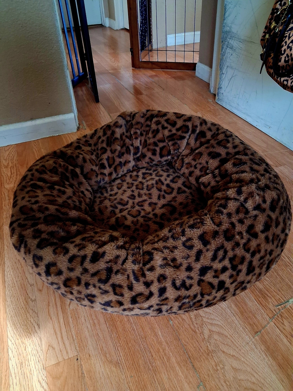 Leopard Print Plush Round Pet Bed ~ Faux Fur Brand New ! 24 Inches Round - Picture 2 of 2